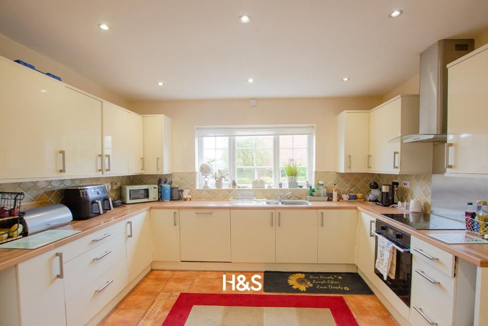 Property photo 3 of 25 17 Rowthorn - Kitchen.Jpg