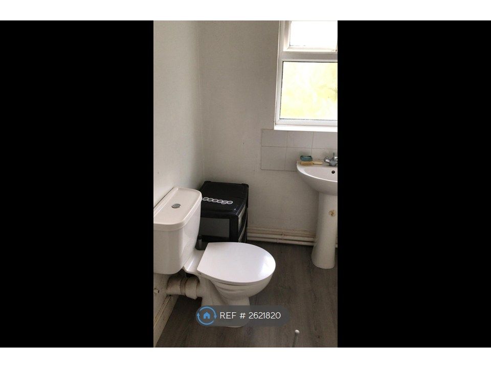 Property photo 3 of 9 En Suite Bathroom