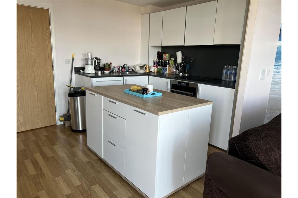 Property photo 3 of 10 Apartment Kitchen