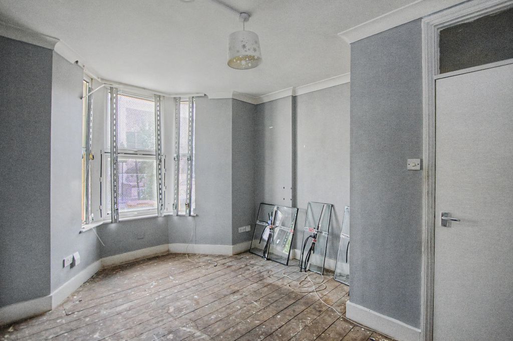 Property photo 3 of 12 Ground Floor Flat, 5 Ham Park Road, London E15 4He