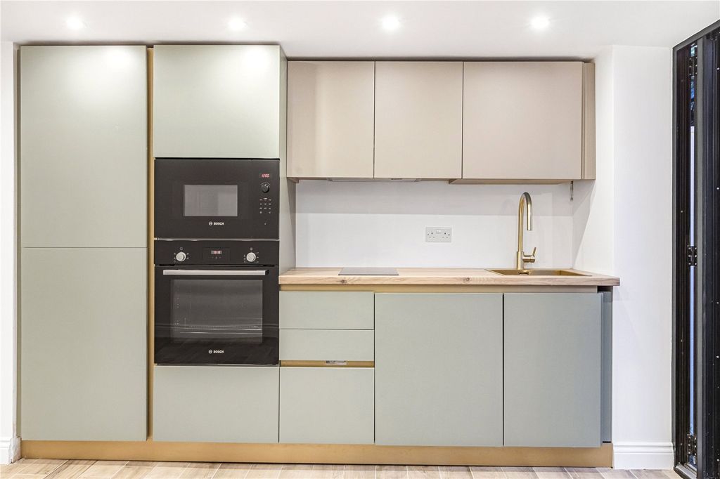 Property photo 3 of 19 Kitchen