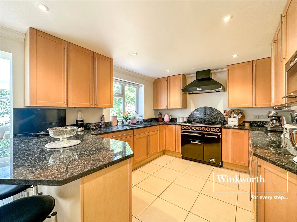 Property photo 2 of 23 Picture No. 17