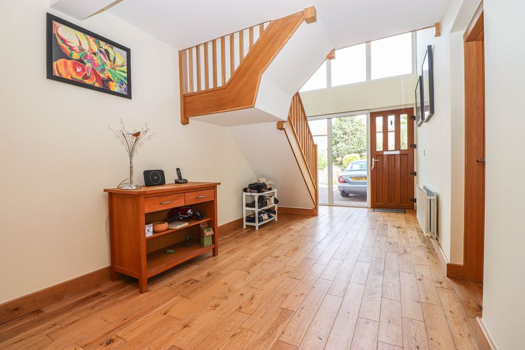 Property photo 3 of 32 Entrance Hall