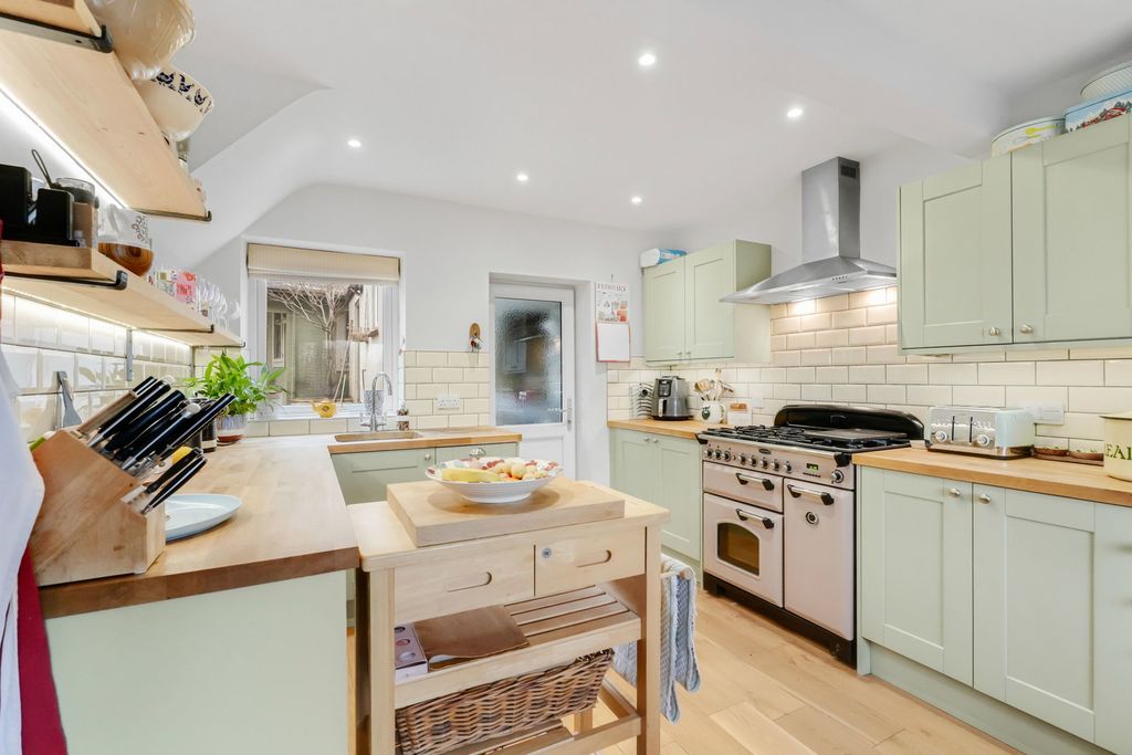 Property photo 2 of 31