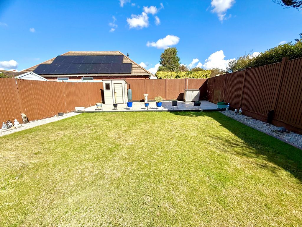 Property photo 3 of 15 19 Chantonbury Close Garden 1