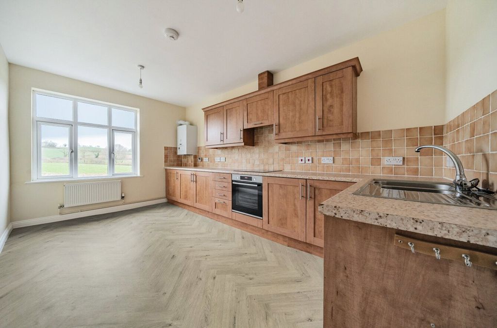 Property photo 3 of 12 Kitchen