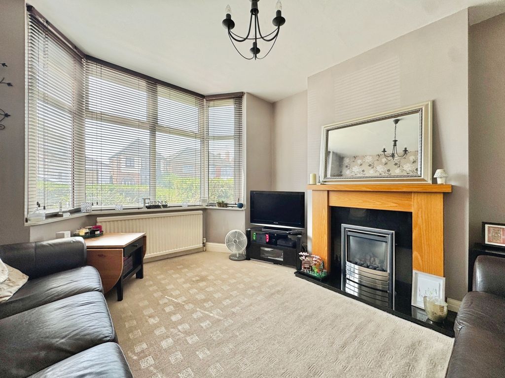 Property photo 3 of 13 66, Crown Hills Avenue, Le5 4He