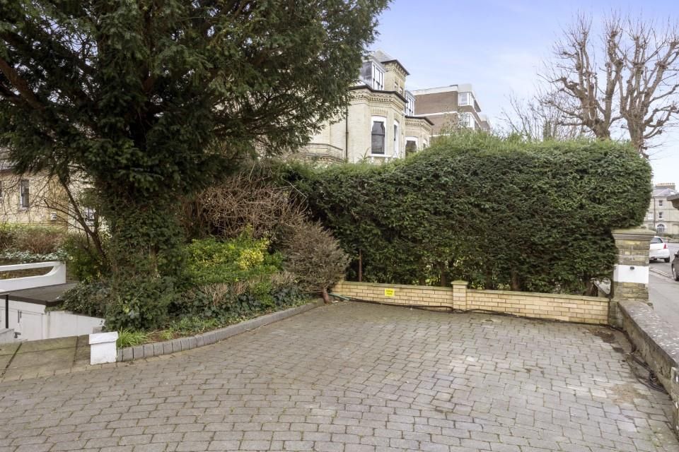 Property photo 3 of 18 Eaton Gardens, 10, Flat 4-021 (Ag).Jpg