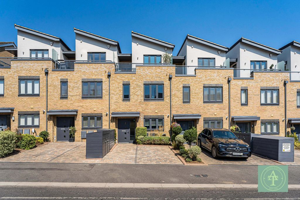 Property photo 1 of 33 Four Bedroom Terrace House For Sale