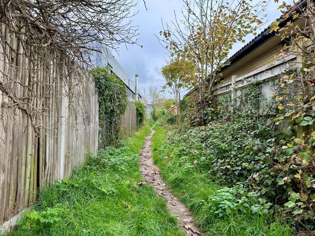 Property photo 1 of 2 Footpath