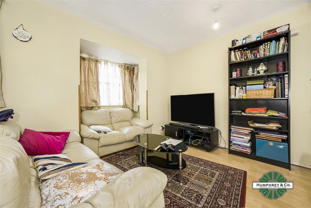Property photo 2 of 11 102  Camberlain Place -008-4550.Jpg