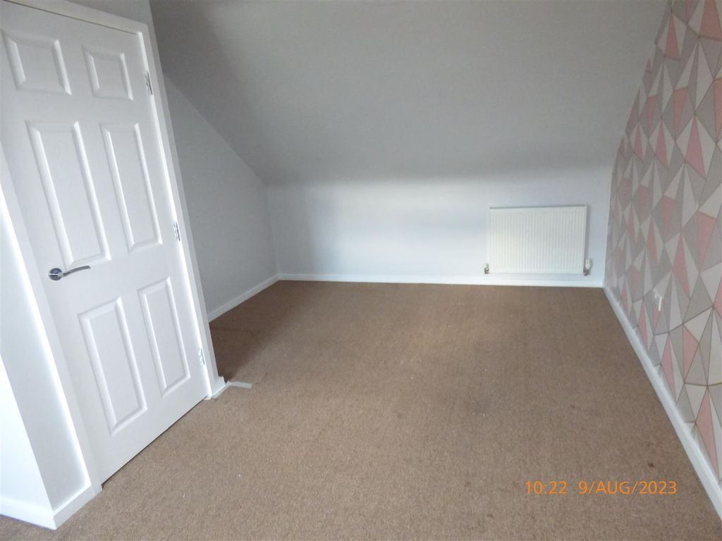 Property photo 2 of 15 76 Wharncliffe Road - Bed.Jpg