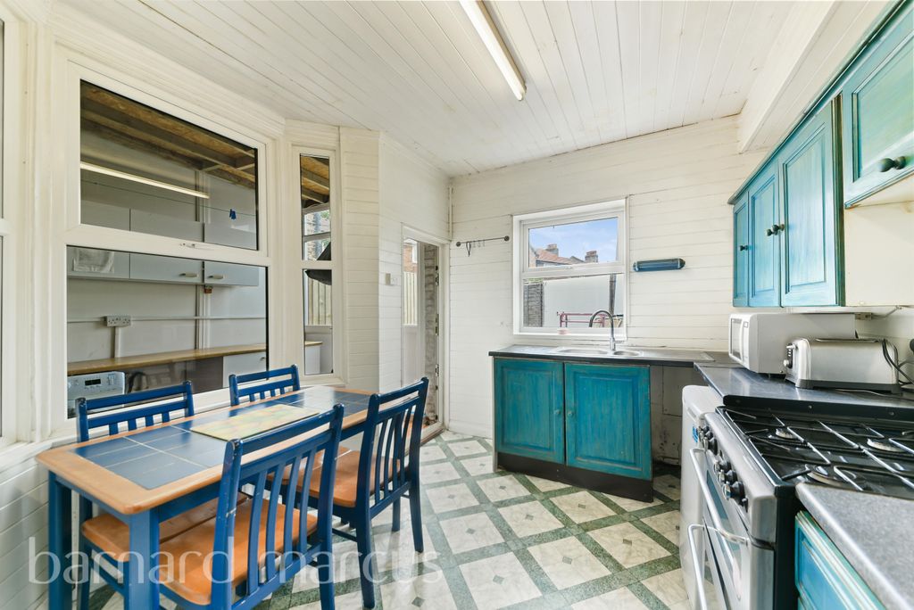 Property photo 3 of 8 Kitchen