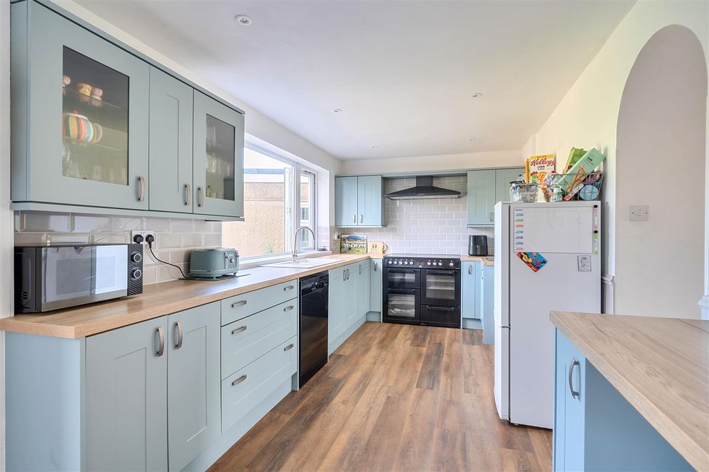 Property photo 3 of 27 1472570-13-6A26F74Aca093.Jpg