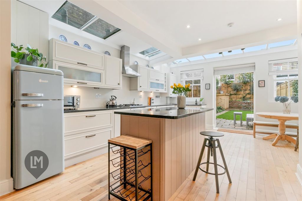 Property photo 3 of 9 Kitchen