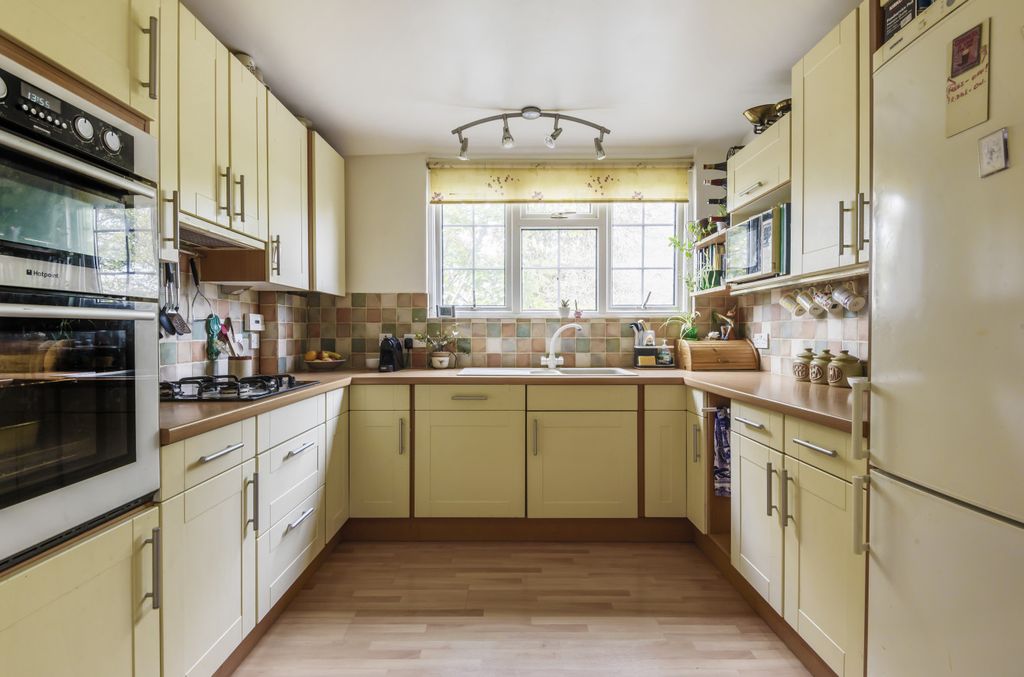 Additional image 4 of 3 bed flat for saleCriagleith, Grove Road, Beaconsfield HP9