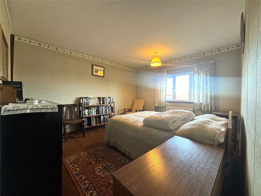 Property photo 3 of 10 Bed 1