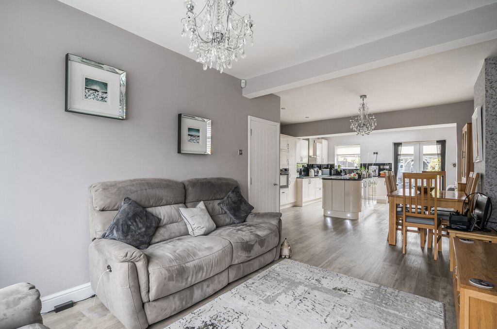 Property photo 3 of 16 1381704-10-691733...