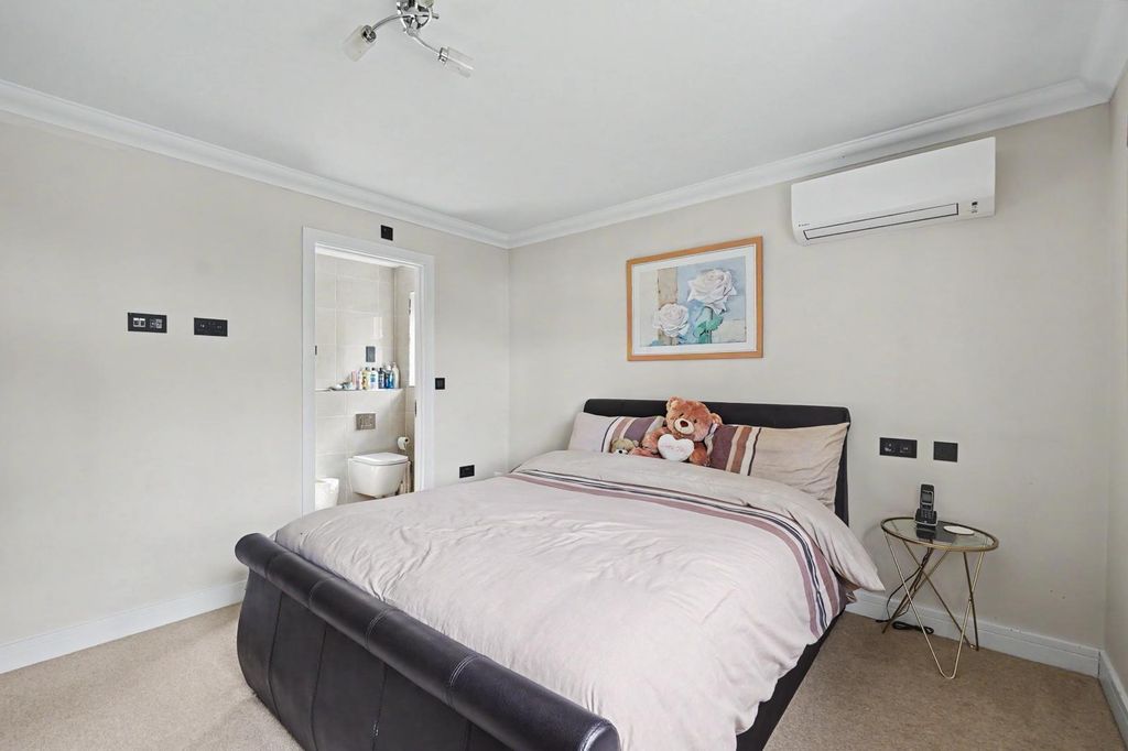 Property photo 3 of 25