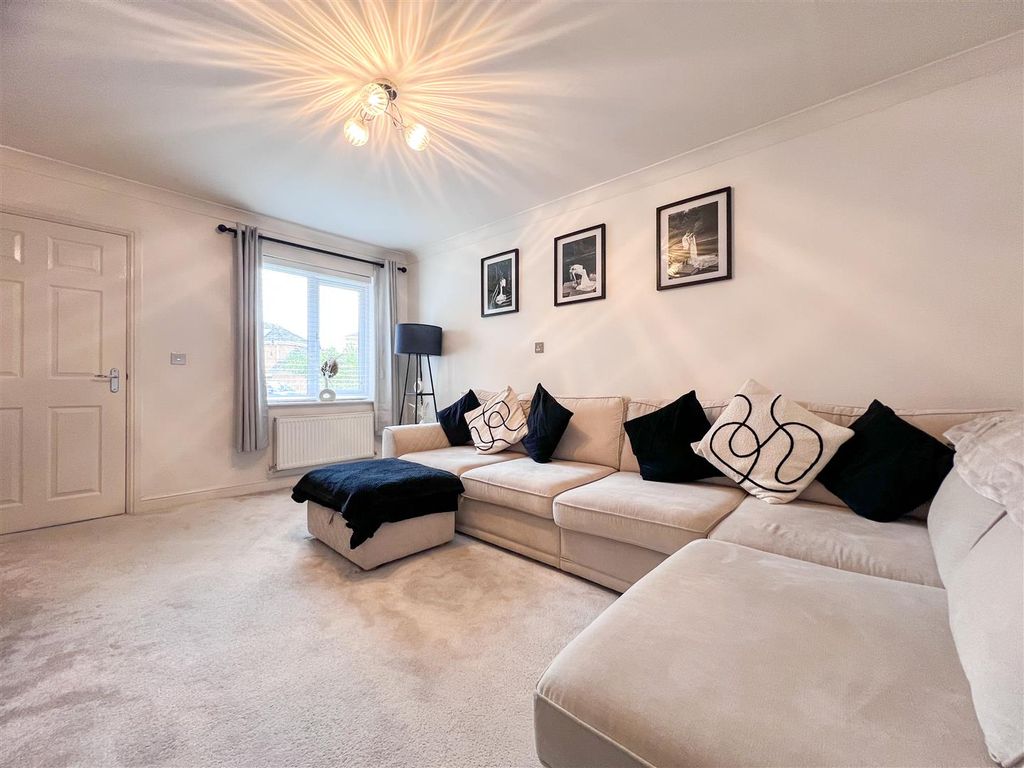 Property photo 2 of 18 Sitting Room