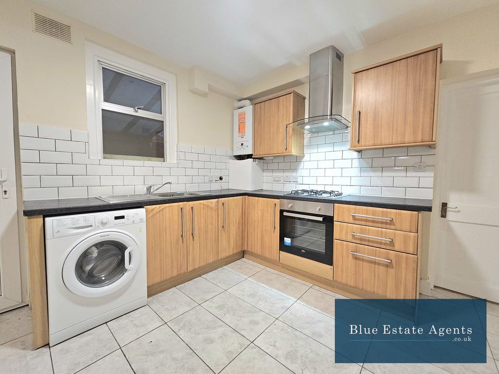 Property photo 2 of 11 Kitchen