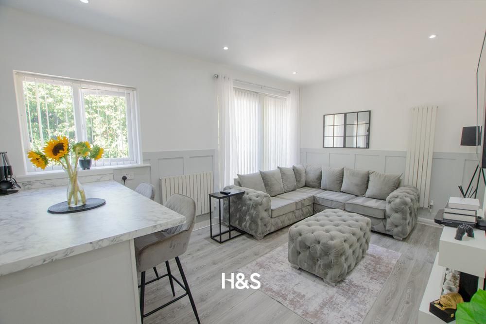 Property photo 2 of 13 70 Elmdon - Lounge1.Jpg