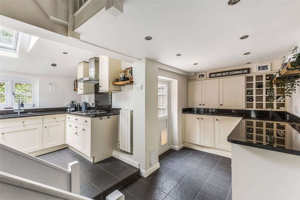Property photo 2 of 7 Kitchen/Breakfast