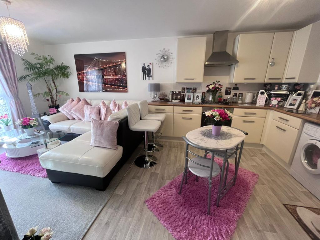 Property photo 3 of 17 Kitchen