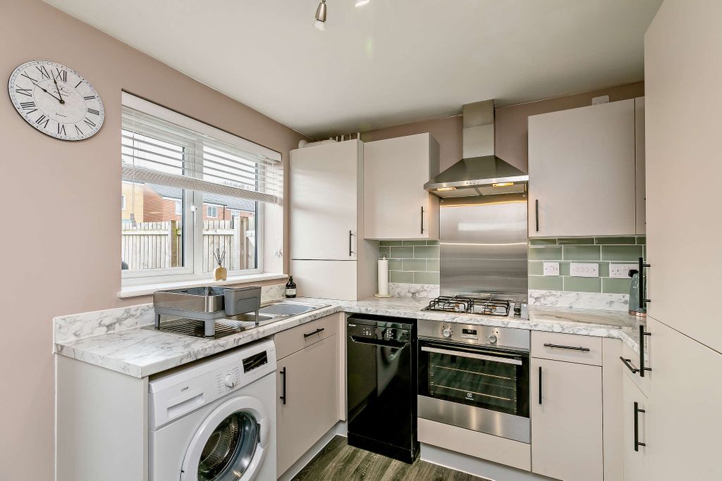 Property photo 3 of 17 Kitchen