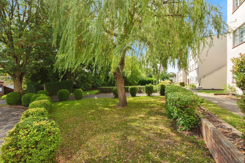 Property photo 2 of 20 Communal Gardens