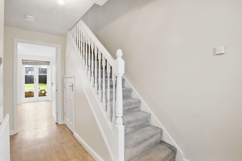 Property photo 3 of 19 Entrance Hall