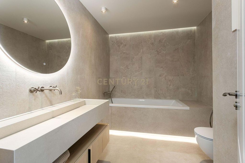 Property photo 2 of 32