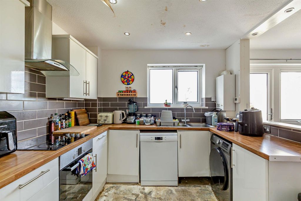 Property photo 2 of 12 8664086-Interior03-800.Jpg