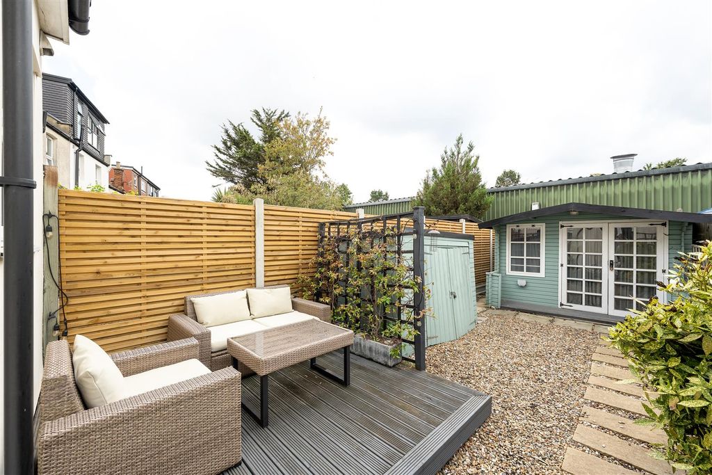 Property photo 2 of 18 Cavendish Drive, E11