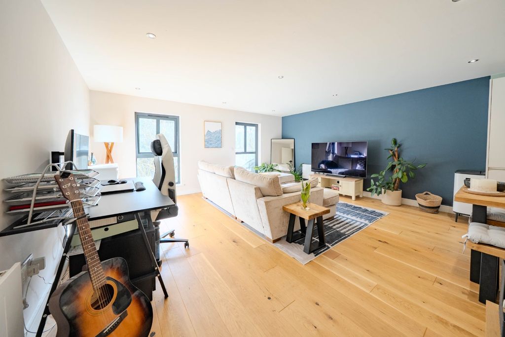 Property photo 2 of 17 Lounge