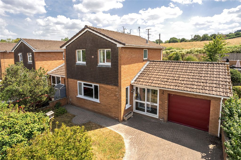 Property photo 1 of 21 25 Lime Tree Mead