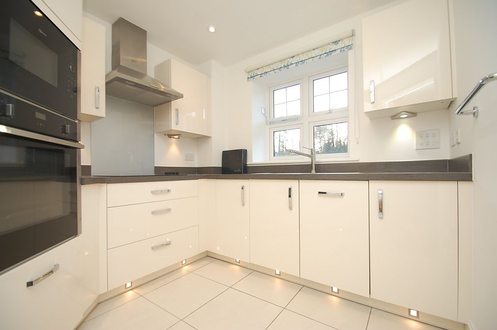 Property photo 1 of 11 Kitchen