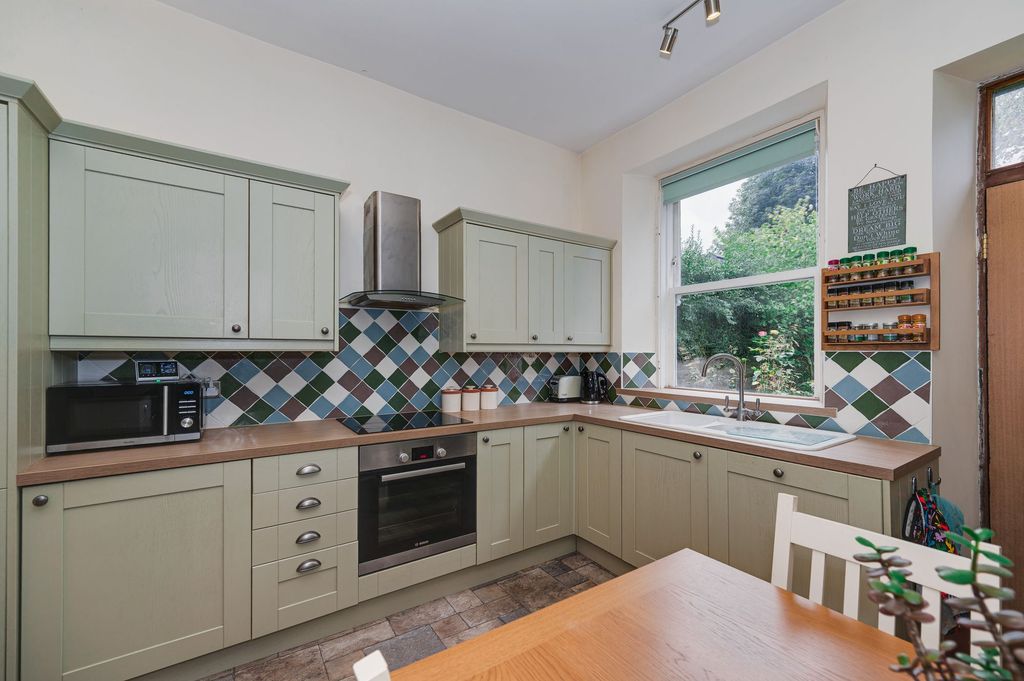 Property photo 2 of 33