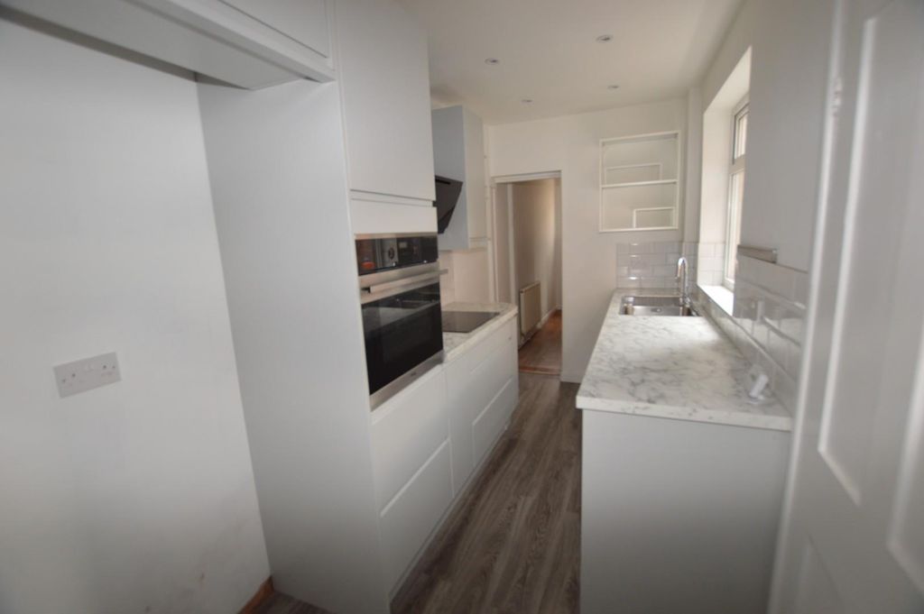 Property photo 1 of 10 Kitchen