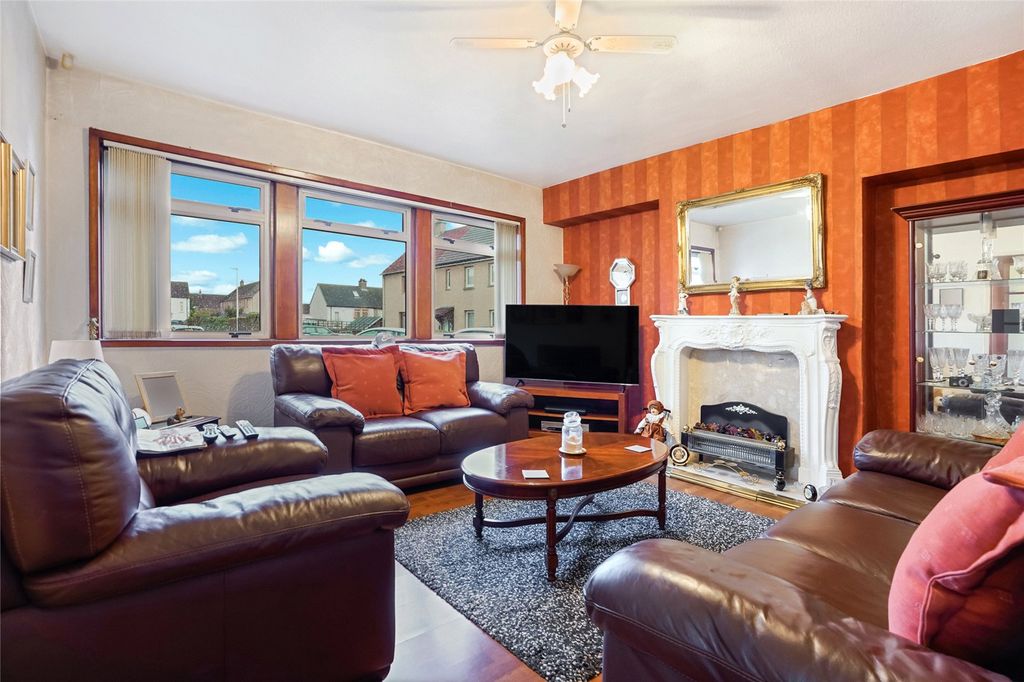 Property photo 2 of 22 Living Room