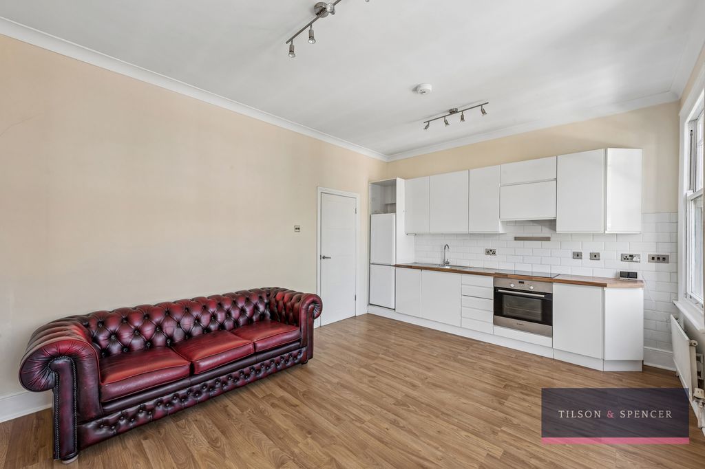 Property photo 2 of 12 060720264_Tils_2B Elmhurst Road _N17 6Rq_010_Wm