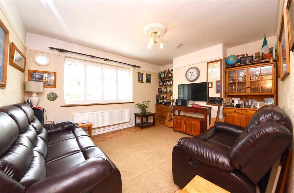 Property photo 2 of 9 263_Alexandra_Rd_Pic_9.Jpg