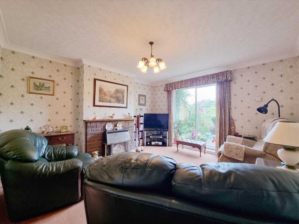 Property photo 3 of 11 Lounge: