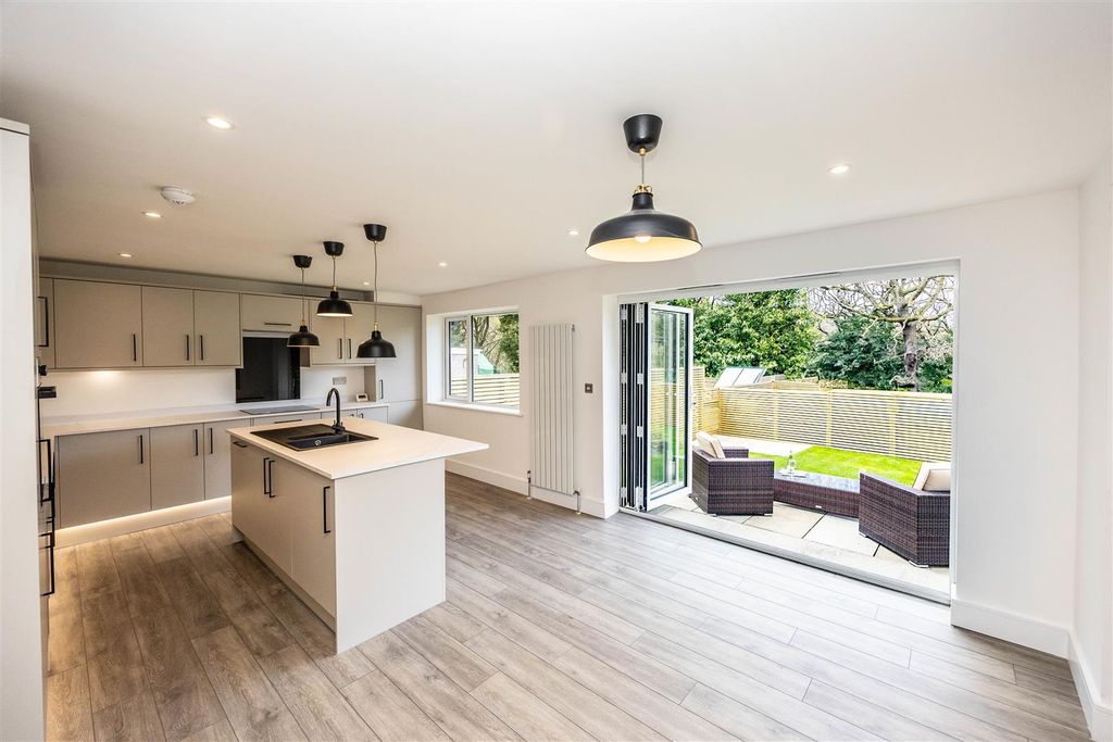Property photo 3 of 28 2Pathongs-140425-29.Jpg