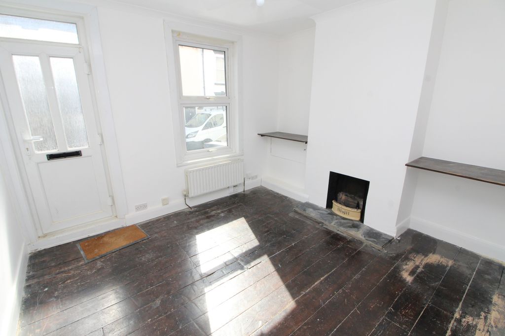 Property photo 2 of 8