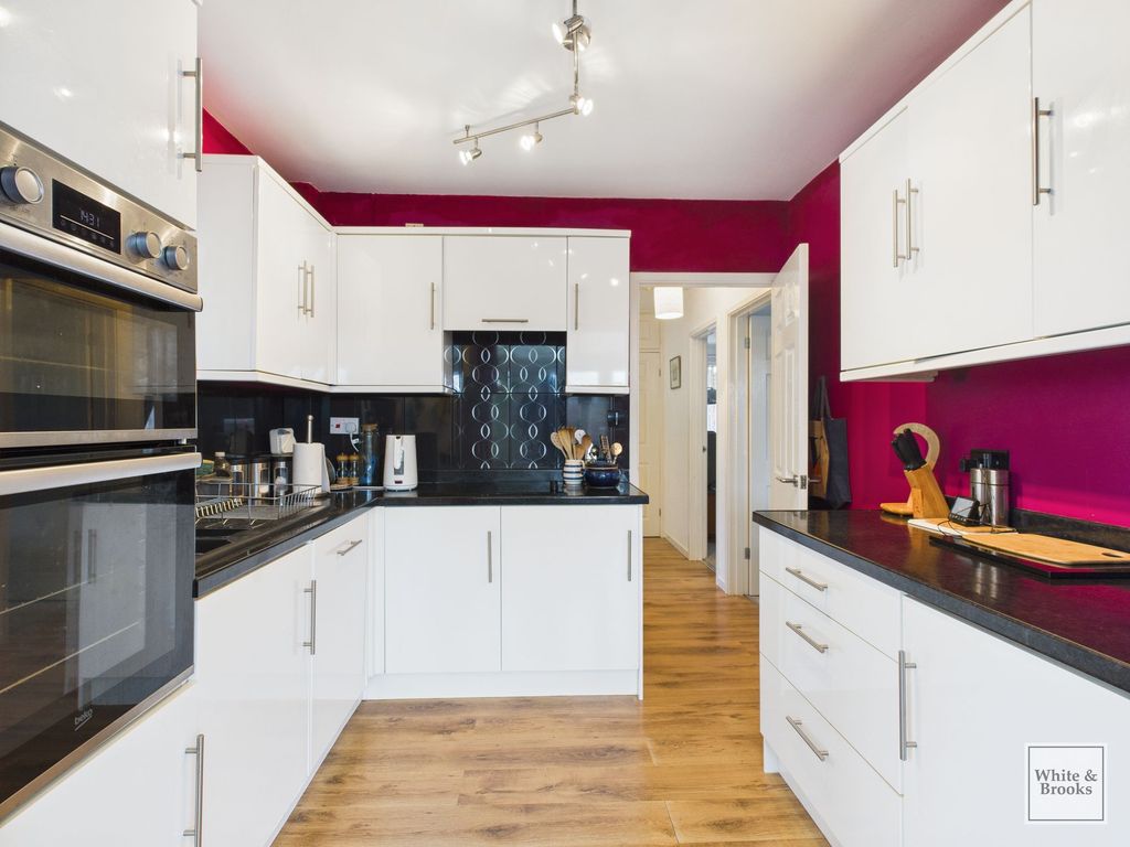 Property photo 3 of 21 Kitchen