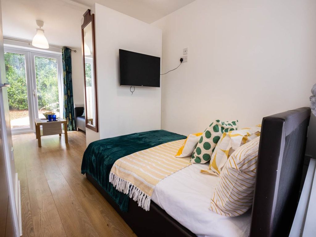 Property photo 3 of 8 Apt_3_1_Woodlandway_Studio_Apt (4 Of 9)