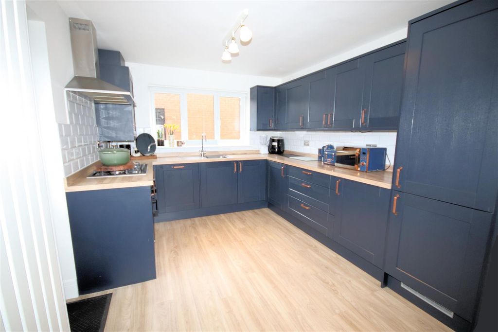 Property photo 3 of 21 Fitted Kitchen