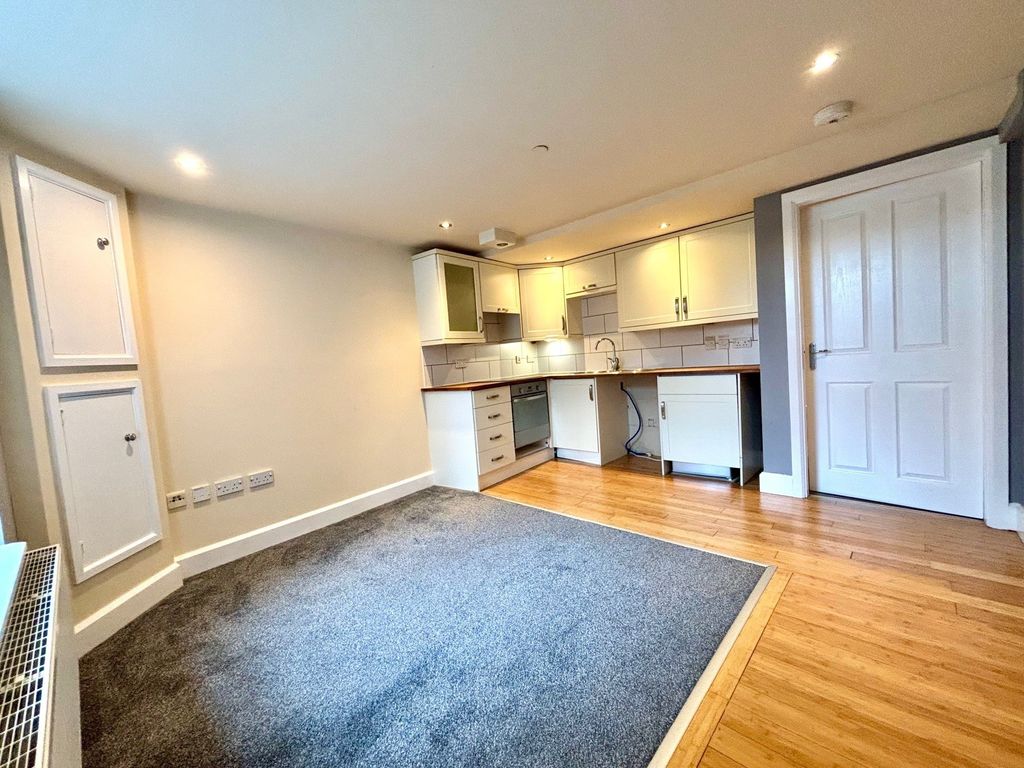 Property photo 3 of 10 Living Kitchen