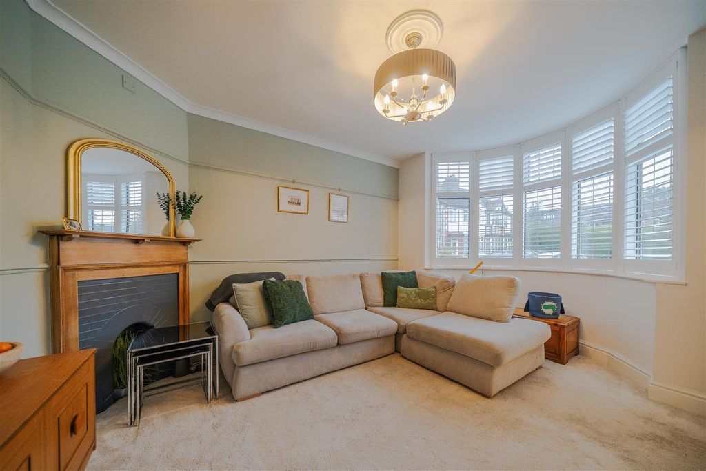 Property photo 3 of 27 Lounge